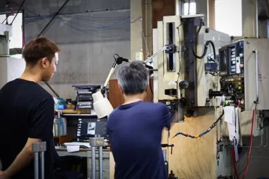 工場で作業する社員